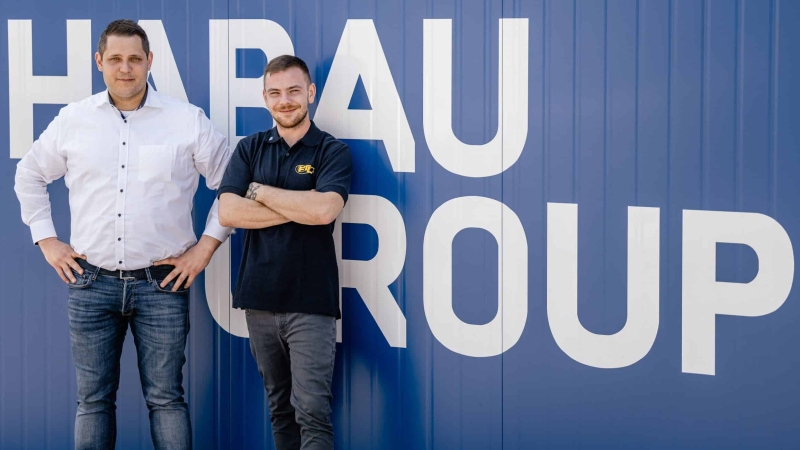 FTL Team vor blauem HABA Group Baucontainer