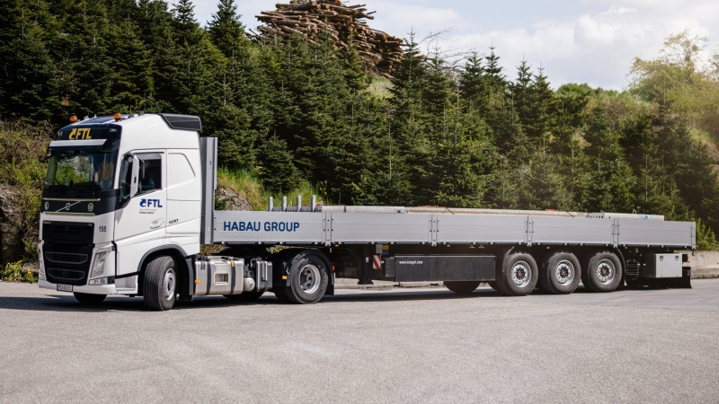 Weißer offener Plateausattel LKW